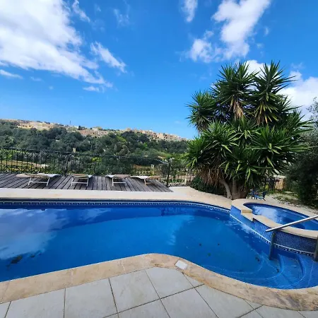 לינה וארוחת בוקר Poolside Paradise, Private Comfort, Stunning Views, And Effortless Self Checkin