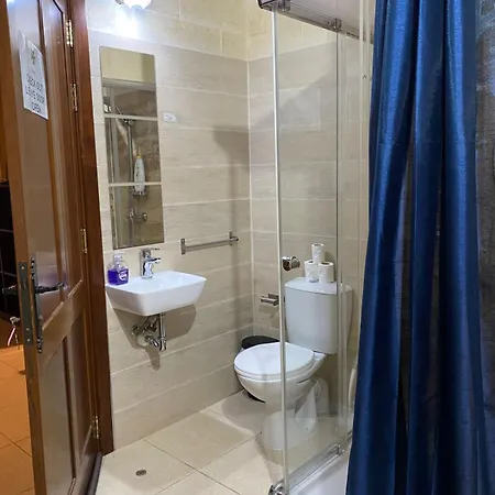 לינה וארוחת בוקר Poolside Paradise, Private Comfort, Stunning Views, And Effortless Self Checkin Ghajn il-Kbira (Gozo)