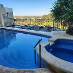 Poolside Paradise, Private Comfort, Stunning Views, And Effortless Self Checkin Nocleg ze śniadaniem 3*