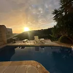 Poolside Paradise, Private Comfort, Stunning Views, And Effortless Self Checkin Nocleg ze śniadaniem 3*