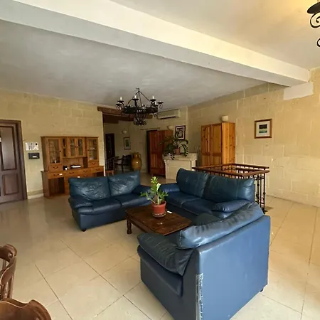 فندق مبيت وإفطار Poolside Paradise, Private Comfort, Stunning Views, And Effortless Self Checkin Ghajn il-Kbira (Gozo)