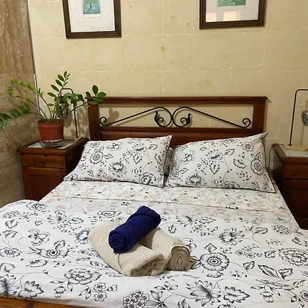 Couette-café Poolside Paradise, Private Comfort, Stunning Views, And Effortless Self Checkin Ghajn il-Kbira (Gozo)