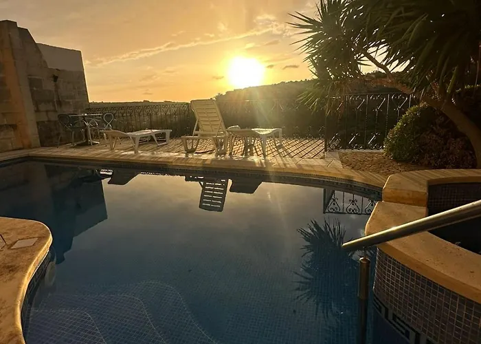 Poolside Paradise, Private Comfort, Stunning Views, And Effortless Self Checkin Bed and Breakfast 3*